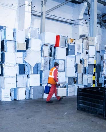 Person som arbetar med elavfall