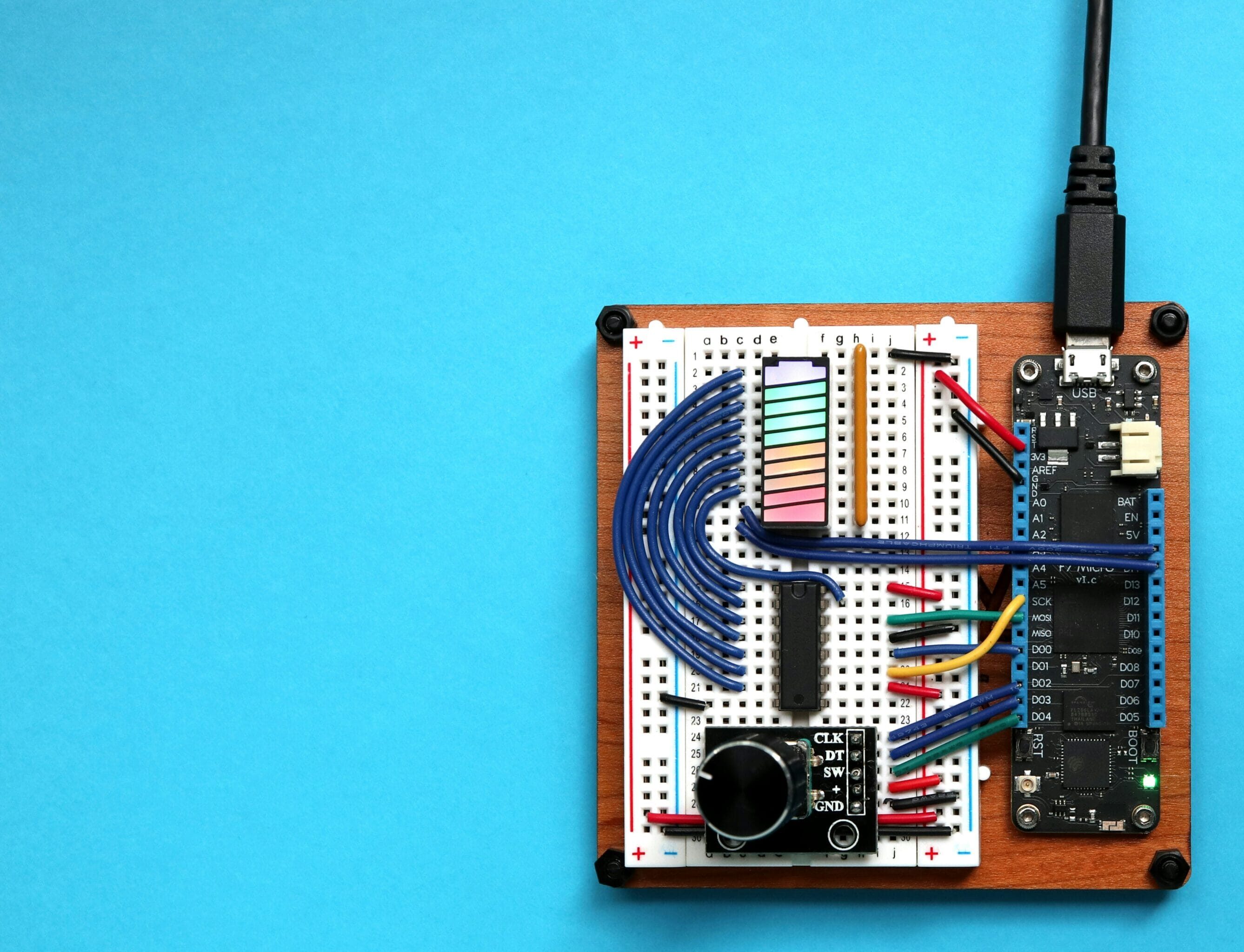 En elektronisk pryl med sladd som &auml;r is&auml;rplockad s&aring; man ser de olika komponenterna. Bl&aring; bakgrund